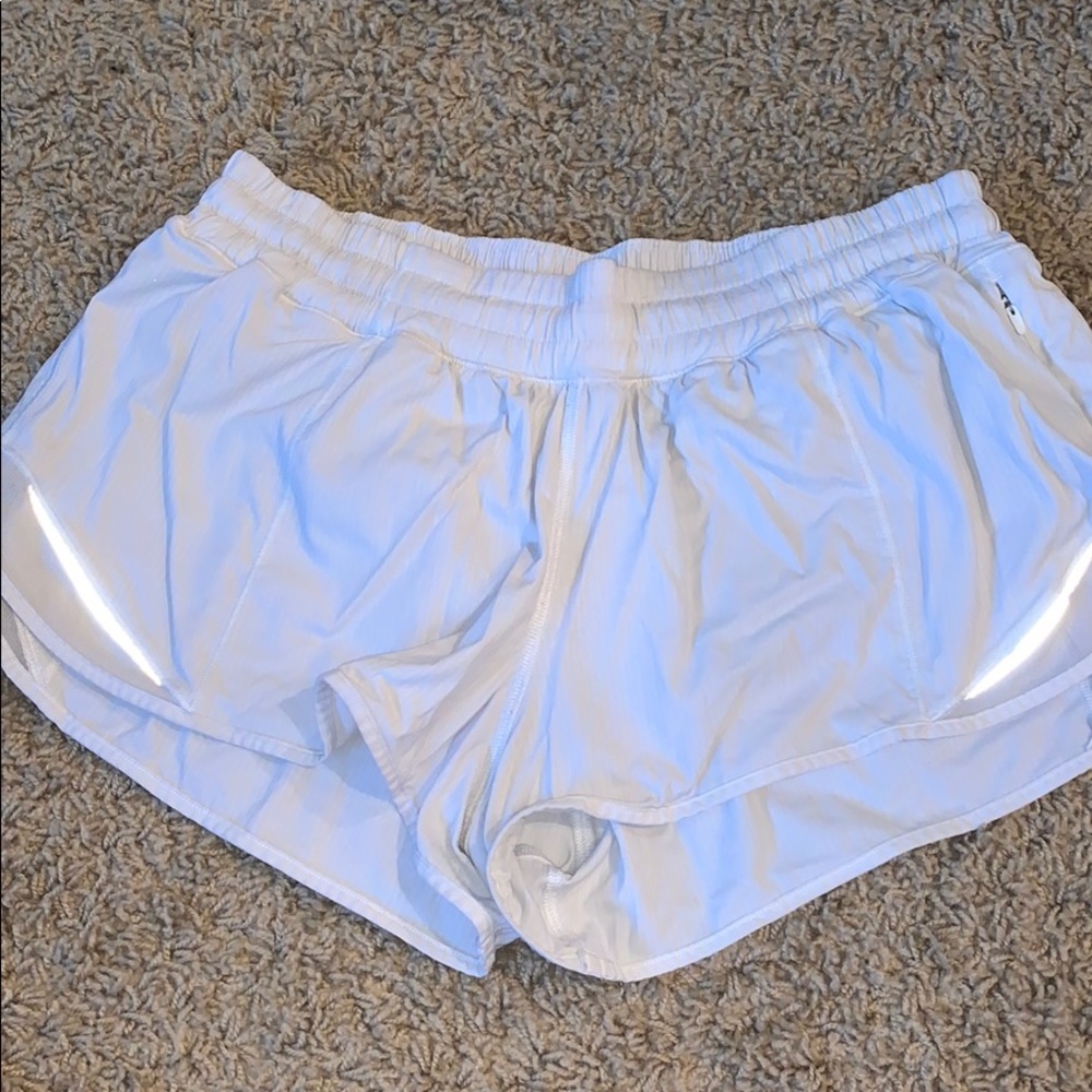 Lululemon Hotty Hot 2.5” Short (White-ish)